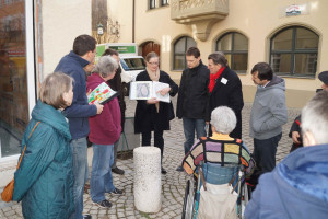 Barbara Rödig mit Erklärungsmaterial