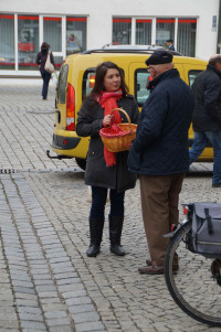 Daniela Gräßle im Gespräch mit einem Passanten