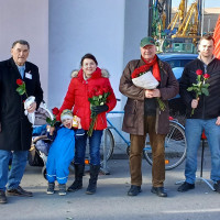 SPD-Aktive beim Verteilen roter Rosen